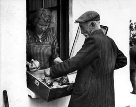 Voor drukwerk én condooms kon je bij de marskramer terecht