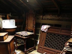  Shalom Auslander - Anne Frank leeft en woont op zolder